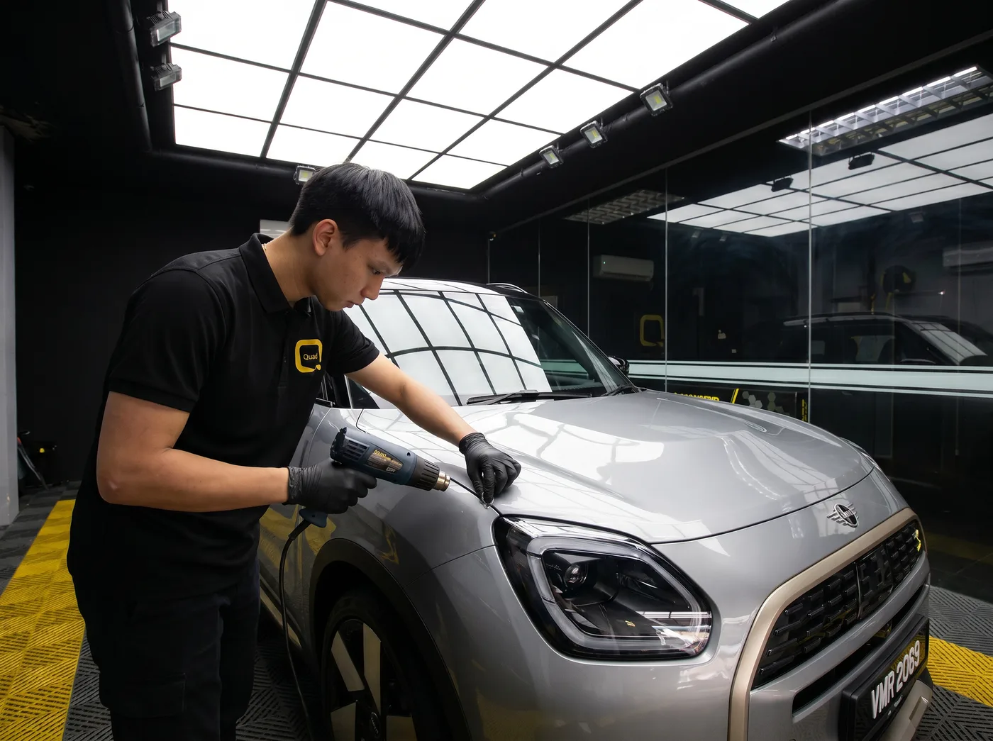 Tepi dimeterai dengan haba — pemasangan PPF Quad Film pada MINI Countryman