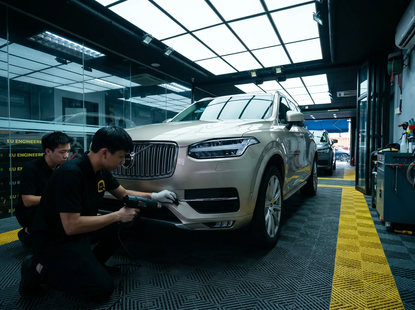 Tepi Dikemaskan dengan Haba — Pemasangan PPF Quad Film pada Volvo XC90